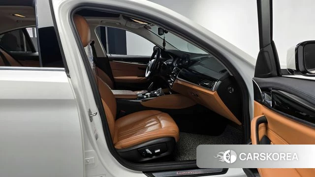 BMW 5 Series (G30) 2018 Белый из Кореи, фото 2