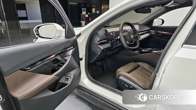 BMW 5 Series (G60) 2025 Белый из Кореи, фото 2