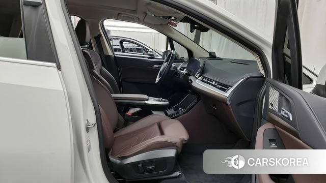 BMW 2 Series Active Tourer (U06) 2024 Белый из Кореи, фото 2