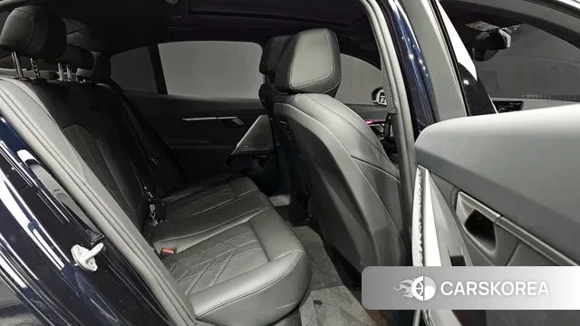 BMW 5 Series (G60) 2025 Черный из Кореи, фото 2