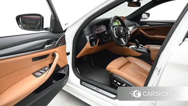 BMW 5 Series (G30) 2023 Белый из Кореи, фото 2