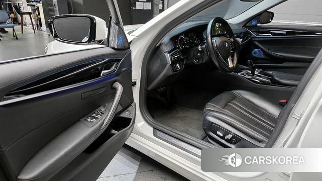 BMW 5 Series (G30) 2018 Белый из Кореи, фото 2