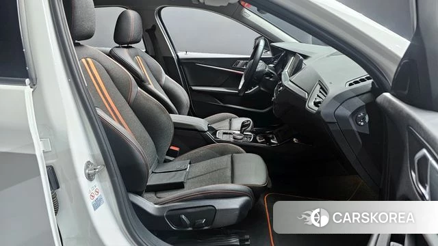 BMW 1 Series (F40) 2021 Белый из Кореи, фото 2