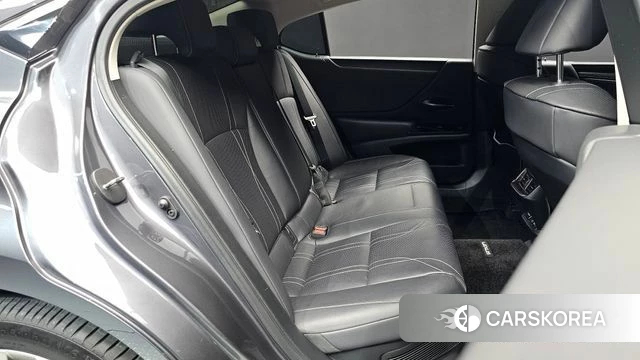 Lexus ES300h 7th generation 2023 Серый из Кореи, фото 2