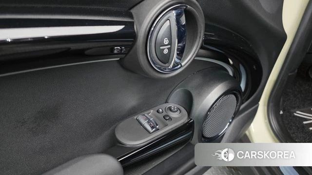 Mini Cooper 2022 Жемчужный цвет из Кореи, фото 2