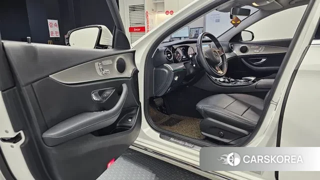 Mercedes-Benz E-Class W213 2018 Белый из Кореи, фото 2