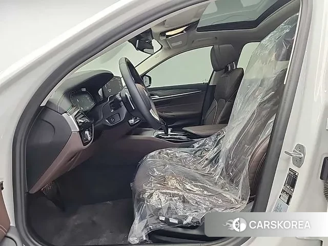 BMW 5 Series (G30) 2023 Черный из Кореи, фото 2