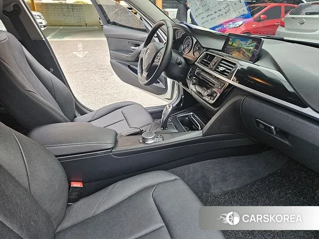 BMW 3 Series (F30) 2018 Белый из Кореи, фото 2