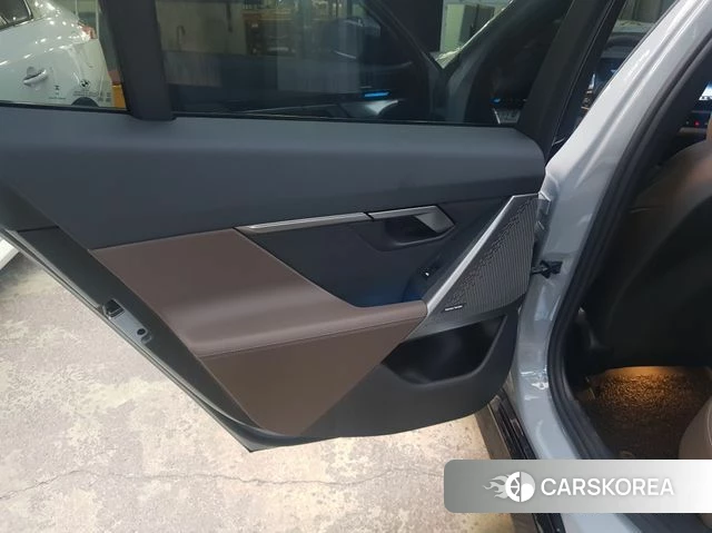 BMW 5 Series (G60) 2024 Светло-серебряный цвет из Кореи, фото 2