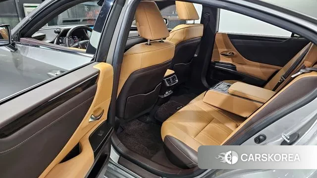 Lexus ES300h 7th generation 2018 Серебряный из Кореи, фото 2