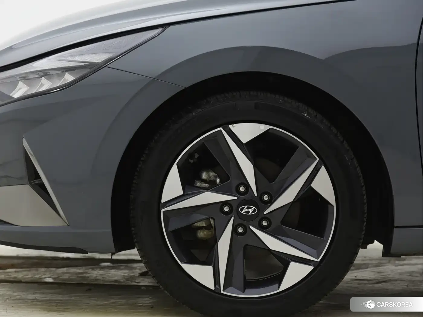 Hyundai Elantra 2023 Silver/gray из Китая, фото 2