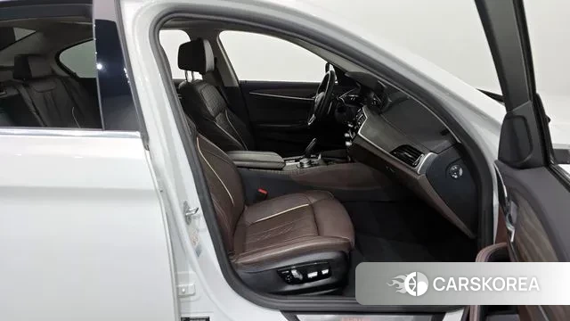 BMW 5 Series (G30) 2020 Белый из Кореи, фото 2