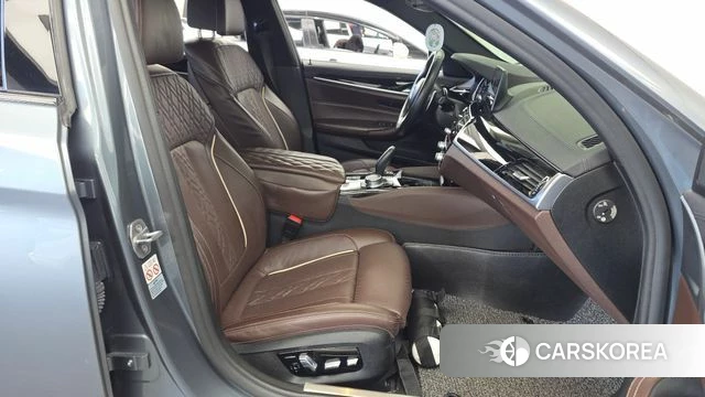 BMW 5 Series (G30) 2018 Серебристо-серый из Кореи, фото 2