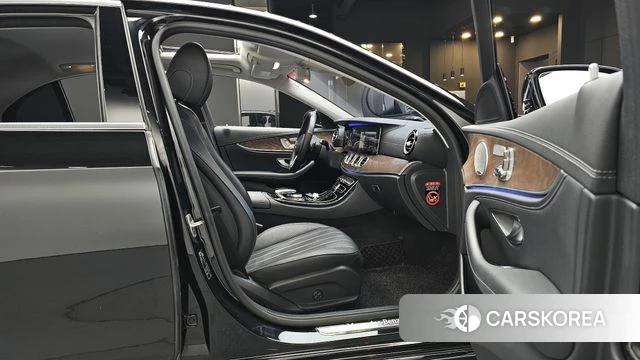 Mercedes-Benz E-Class W213 2018 Черный из Кореи, фото 2