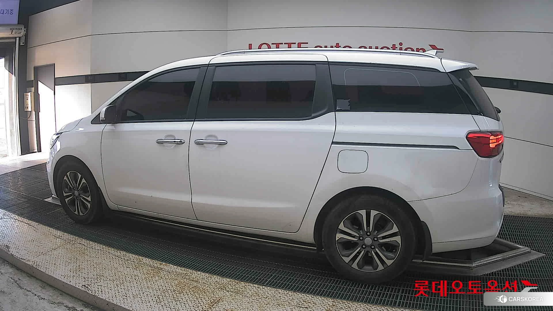 Kia Carnival 2020 Snow White Pearl (optional) из Кореи, фото 2
