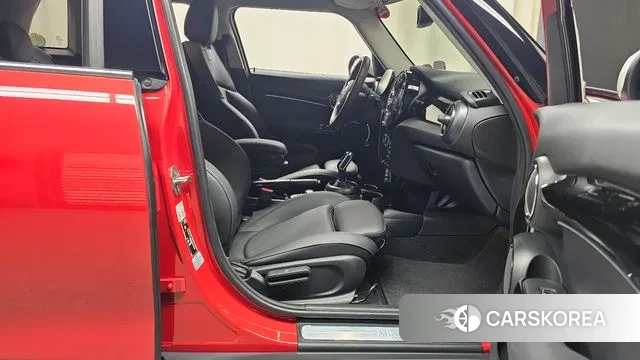 Mini Cooper 2023 Красный из Кореи, фото 2