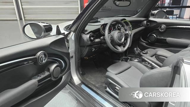 Mini Cooper Convertible 2024 Серебряный из Кореи, фото 2