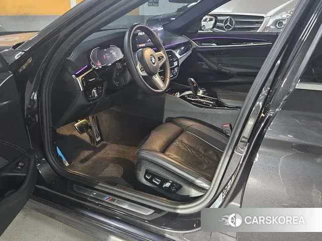 BMW 5 Series (G30) 2023 Серый из Кореи, фото 2