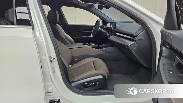 BMW 5 Series (G60) 2023 Белый из Кореи, фото 2