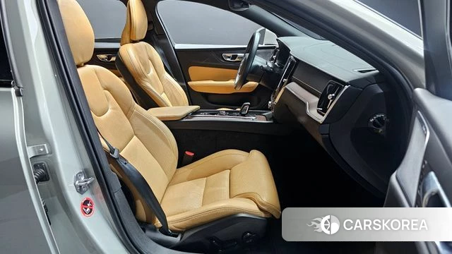 Volvo V60 Cross-Country 2nd Generation 2021 Серебристо-серый из Кореи, фото 2