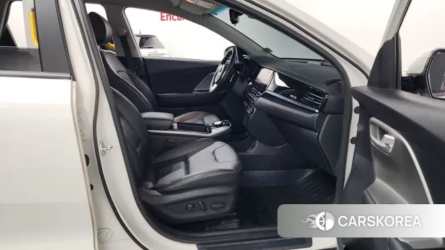 Kia Niro Plus 2022 Белый из Кореи, фото 2