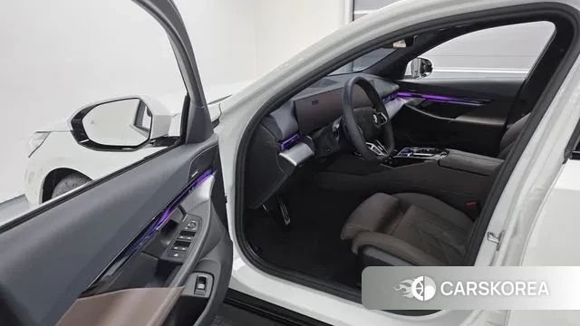 BMW 5 Series (G60) 2025 Белый из Кореи, фото 2