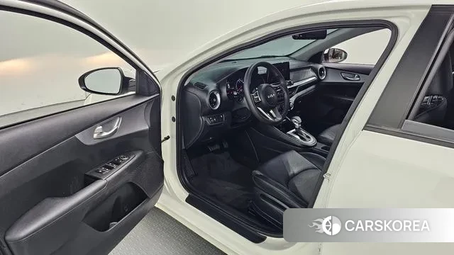 Kia The New K3 2nd generation 2023 Белый из Кореи, фото 2