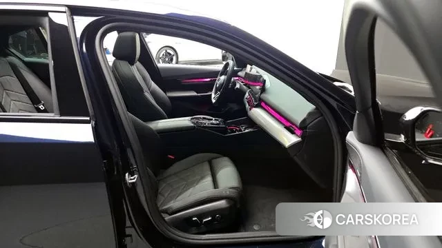 BMW 5 Series (G60) 2025 Черный из Кореи, фото 2