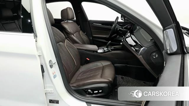 BMW 5 Series (G30) 2018 Белый из Кореи, фото 2