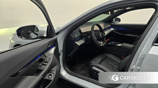 BMW 5 Series (G60) 2025 Цвет галактики из Кореи, фото 2
