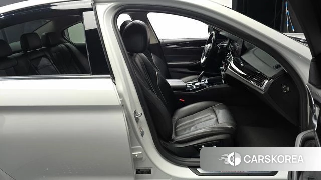 BMW 5 Series (G30) 2018 Белый из Кореи, фото 2