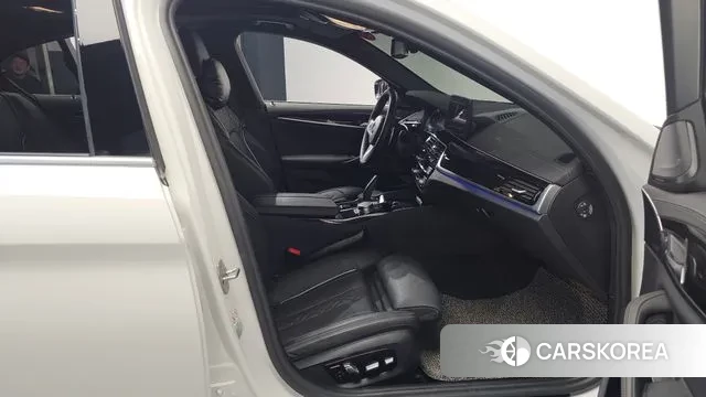 BMW 5 Series (G30) 2022 Белый из Кореи, фото 2