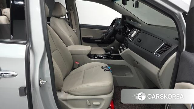 Kia The New Carnival 2018 Серебряный из Кореи, фото 2