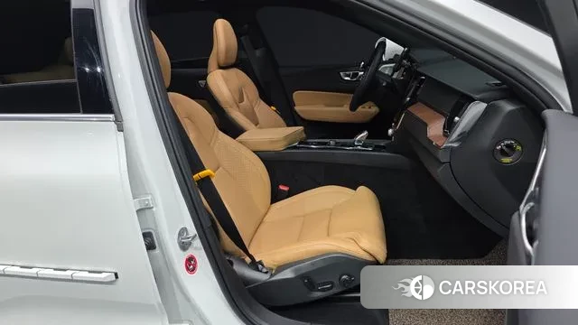 Volvo XC60 second Generation 2023 Белый из Кореи, фото 2