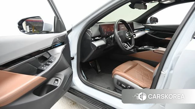 BMW 5 Series (G60) 2024 Серый из Кореи, фото 2