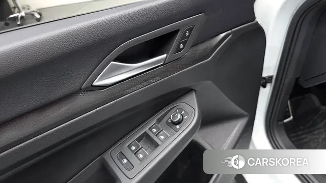 Volkswagen Golf 8th Generation 2023 Белый из Кореи, фото 2