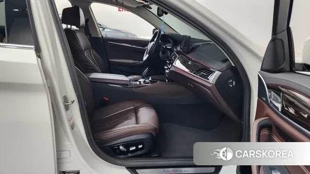 BMW 5 Series (G30) 2022 Белый из Кореи, фото 2