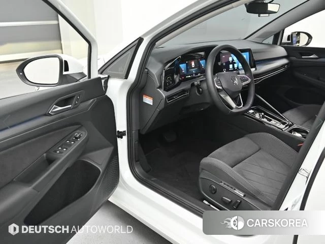 Volkswagen Golf 8th Generation 2024 Белый из Кореи, фото 2