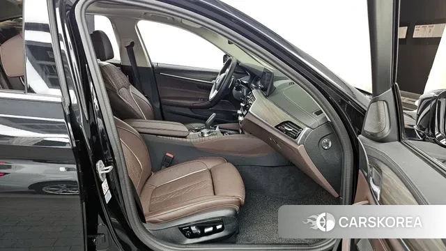 BMW 5 Series (G30) 2023 Черный из Кореи, фото 2