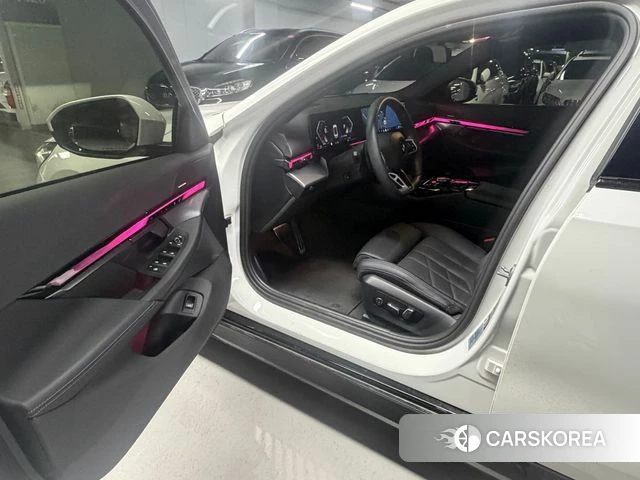 BMW 5 Series (G60) 2023 Белый из Кореи, фото 2