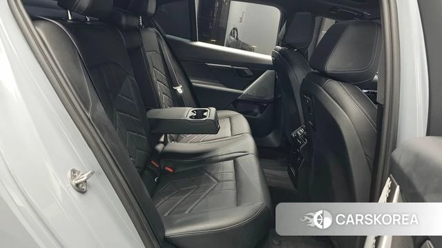 BMW 5 Series (G60) 2024 Светло-серебряный цвет из Кореи, фото 2