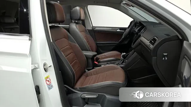 Volkswagen Tiguan Allspace 2024 Белый из Кореи, фото 2