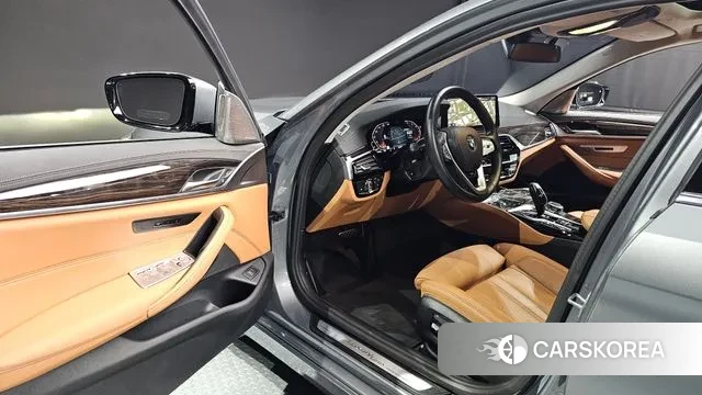 BMW 5 Series (G30) 2023 Серый из Кореи, фото 2