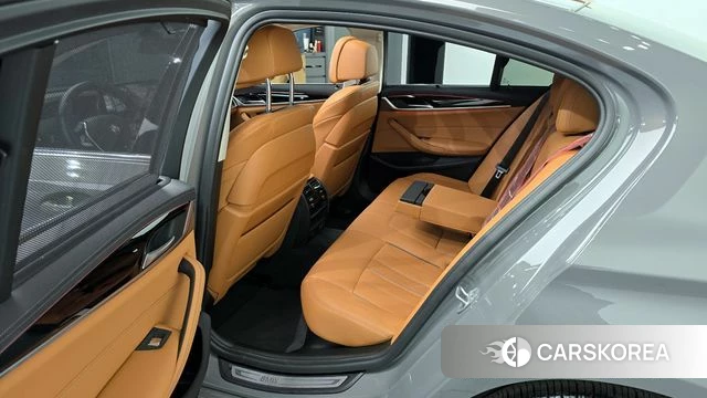 BMW 5 Series (G30) 2022 Серебристо-серый из Кореи, фото 2