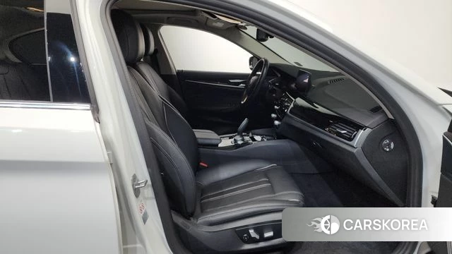 BMW 5 Series (G30) 2019 Белый из Кореи, фото 2