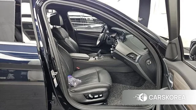 BMW 5 Series (G30) 2018 Черный из Кореи, фото 2