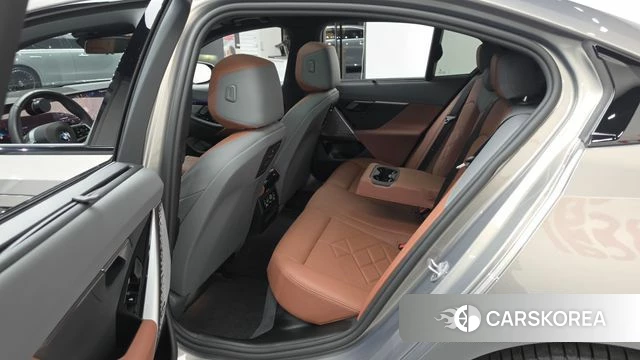 BMW 5 Series (G60) 2025 Светло-серебряный цвет из Кореи, фото 2