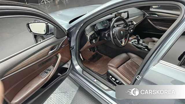 BMW 5 Series (G30) 2018 Серебристо-серый из Кореи, фото 2