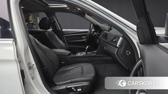 BMW 3 Series (F30) 2018 Белый из Кореи, фото 2