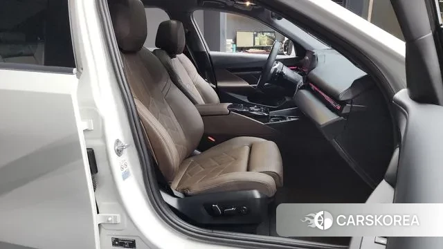 BMW 5 Series (G60) 2023 Белый из Кореи, фото 2